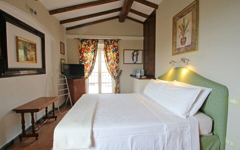 Villetta Verde: Furniture, Picture Frame, Property, Textile, Comfort, Interior Design, Lighting, Wood, Floor, Bed