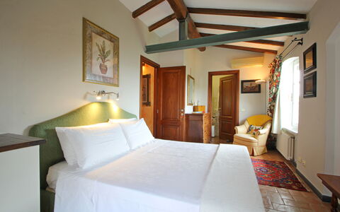 Villetta Verde: Furniture, Property, Picture Frame, Comfort, Building, Bed Frame, Wood, Bed, Interior Design, Pillow