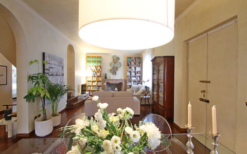 Villa Di Magra: Flower, Property, Plant, Table, Building, Interior Design, Houseplant, Decoration, Lighting, Chair