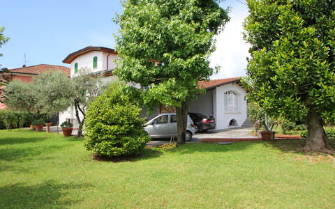 Villa Di Magra: Plant, Sky, Car, Vehicle, Building, Window, Motor Vehicle, Tree, Land Lot