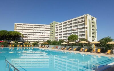 Suite Mareconero: Water, Building, Property, Swimming Pool, Sky, Azure, Tree, Plant, Condominium, Leisure