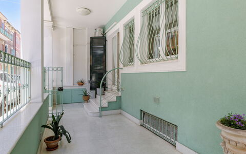 Suite Oltremare: Property, Building, Plant, Shelf, Interior Design, Houseplant, Floor, Flooring, Flowerpot, Real Estate