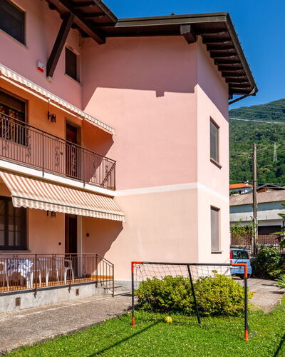 La Casa di Bianca: Plant, Building, Property, Sky, Window, Urban Design, Residential Area, Facade, Leisure, Real Estate