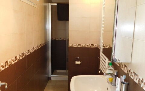 Loft San Giovanni in Gallipoli: Mirror, Tap, Plumbing Fixture, Sink, Bathroom Sink, Property, Bathroom, Wood, Lighting