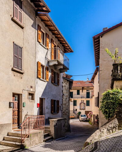 A Casa di Lale: Sky, Window, Plant, Property, Building, Azure, Neighbourhood, Road Surface, Wood, Alley