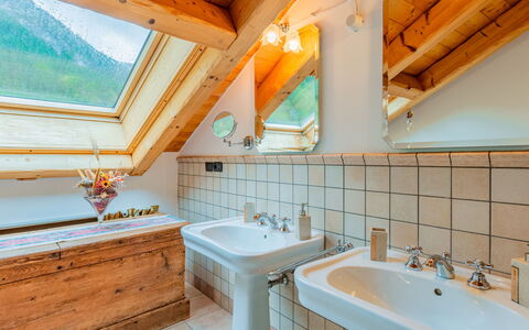 La Meridiana: Mirror, Tap, Plumbing Fixture, Sink, Property, Bathroom Sink, Blue, Bathroom, Green, Wood