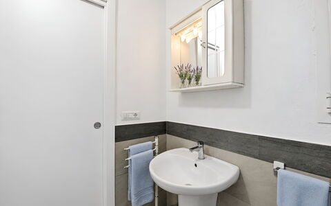 La Casa dei Nonni: Wall, Bathroom Sink, Plumbing Fixture, Flooring, Interior Design, Sink, Floor, Bathroom, Home, Door
