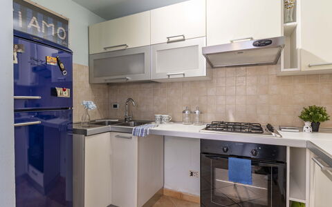 Florentine Careggi Loft: Cabinetry, Countertop, Kitchen Sink, Tap, Sink, Property, Building, Kitchen Stove, Kitchen, Kitchen Appliance