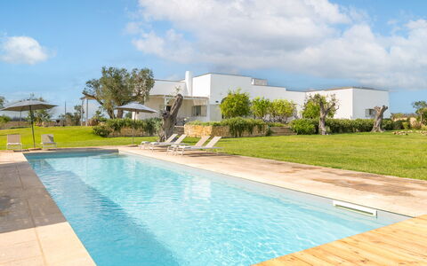 Villa Monamu: Cloud, Water, Sky, Property, Plant, Azure, Swimming Pool, Tree, Building, Grass