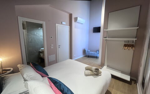 Villapronti: Floor, Interior Design, Bedroom, Flooring, Bed, Room, Bed Sheet, Apartment, Bedding, Ceiling