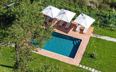 Villa Chicco: Building, Water, Land Lot, Urban Design, Architecture, Vegetation, Grass, Leisure, Landscape, Residential Area
