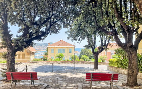 Mareviglia - Meereswunder: Plant, Furniture, Building, Property, Outdoor Bench, Tree, Sky, Window, Shade, Outdoor Furniture