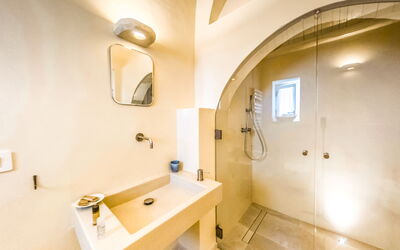 Camera 5 - Matrimoniale con Vasca - Masseria Vacca: Mirror, Plumbing Fixture, Tap, Sink, Bathroom, Building, Interior Design, Bathroom Sink, Floor