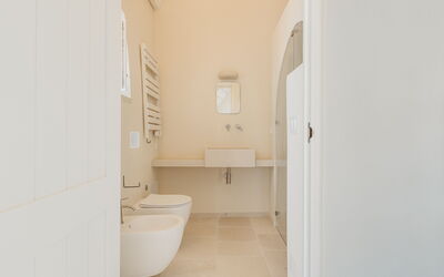 Camera 6 - Camera Matrimoniale - Masseria Vaccaro: Building, Plumbing Fixture, Bathroom, Toilet Seat, Toilet, Floor, Wood, Flooring, Hardwood