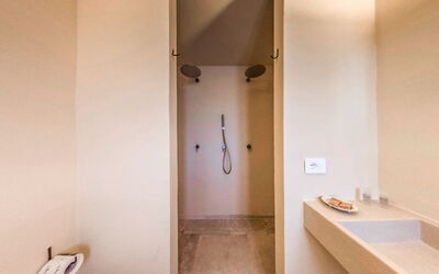 Camera 8 - Camera Matrimoniale - Masseria Vaccaro: Door, Wood, Building, Floor, Flooring, Bathroom, Hardwood, Plumbing Fixture