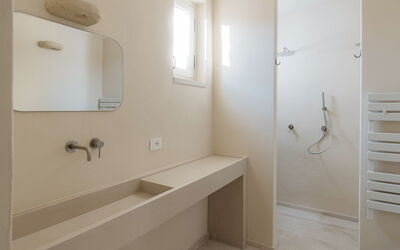 Camera 9 - Matrimoniale con Vasca - Masseria Vacca: Building, Wood, Plumbing Fixture, Architecture, Interior Design, Window, Floor, Flooring, Bathroom