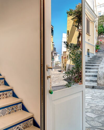 Casetta Di Laura In Massa Lubrense: Plant, Property, Building, Azure, Window, House, Flowerpot, Wood, Stairs, Houseplant