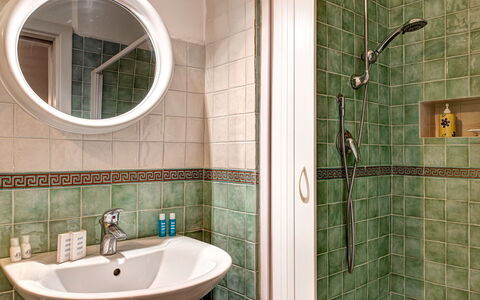 Apt Blu Mare Sorrento Coast: Mirror, Tap, Plumbing Fixture, Shower Head, Property, Sink, Green, Bathroom Sink, Bathroom, Shower Panel