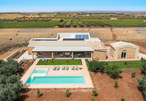 Cavial: Plant, Sky, Property, Building, Window, Swimming Pool, Land Lot, House, Tree, Rectangle