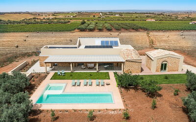 Cavial: Plant, Sky, Property, Building, Window, Swimming Pool, Land Lot, House, Tree, Rectangle