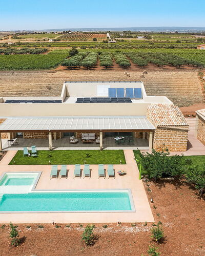Cavial: Plant, Sky, Property, Building, Window, Swimming Pool, Land Lot, House, Tree, Rectangle