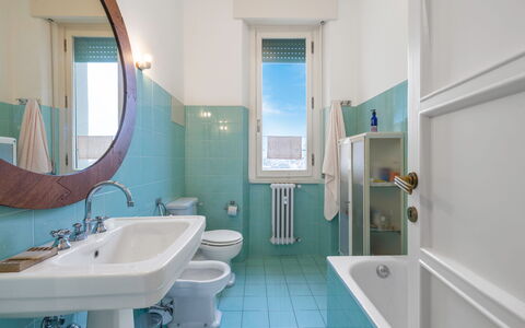 Orto Botanico Apartment With Terrace And Dome View: Mirror, Tap, Plumbing Fixture, Sink, Bathroom Sink, Property, Green, Bathroom, Azure, Purple