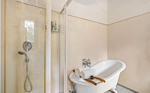 Casale Rosa: Bathroom, Plumbing Fixture, Interior Design, Flooring, Floor, Plumbing, Tap, Lighting, Room, Bathtub