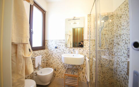 Villa Don Sante In Locorotondo Puglia: Mirror, Tap, Plumbing Fixture, Property, Sink, Building, Purple, Bathroom, Bathroom Sink, Interior Design