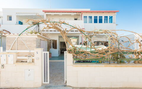 Casa Laura: Shade, Concrete, Balcony, Outdoor Structure