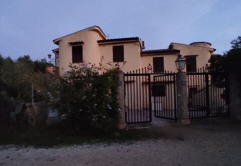 Appartamento Tavernella In Budoni: Plant, Sky, Property, Building, Window, Cloud, Land Lot, House, Tree, Landscape