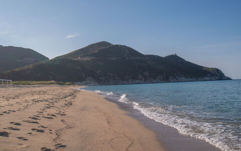 Doxina: Blue, Water, Body Of Water, Beach, Coast, Coastal And Oceanic Landforms, Sea, Horizon, Mountain, Headland