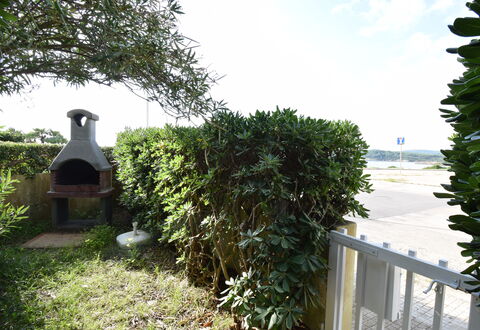 Casa Gavina 2 Seaside Alghero: Shrub, Woody Plant, Garden, Shade, Landscaping, Hedge, Backyard, Fence, Home Fencing, Evergreen