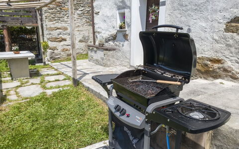 Borgonuovo Waterfall'S House: Barbecue, Food, Cooking, Kitchen Appliance