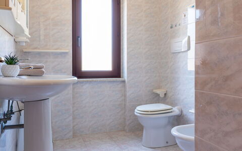 Remo: Flooring, Plumbing Fixture, Floor, Bathroom, Toilet Seat, Toilet, Interior Design, Sink, Tap, Plumbing