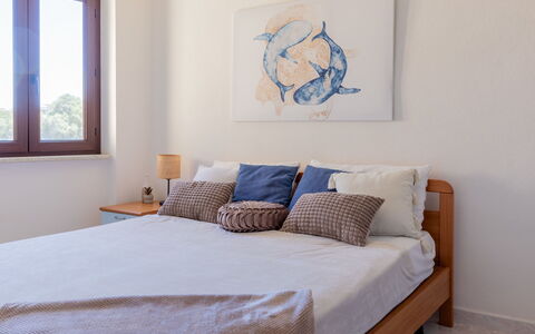 Remo: Bed, Bedroom, Bedding, Furniture, Bed Sheet, Interior Design, Linens, Wood, Flooring, Throw Pillow