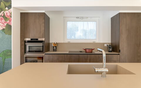 Trullo Brenda: Flooring, Countertop, Interior Design, Wood, Kitchen, Furniture, Floor, Brown, Cabinetry, Sink