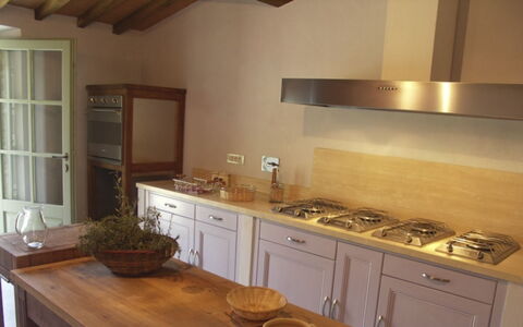 Case Belle: Kitchen, Countertop, Wood, Kitchen Appliance, Flooring, Interior Design, Cabinetry, Home, Furniture, Kitchen Stove