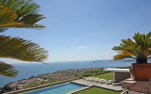 Villa Garda: Sea, Coastal And Oceanic Landforms, Residential Area, Coast, Ocean, Resort, Estate, Eco Hotel, Resort Town, Swimming Pool