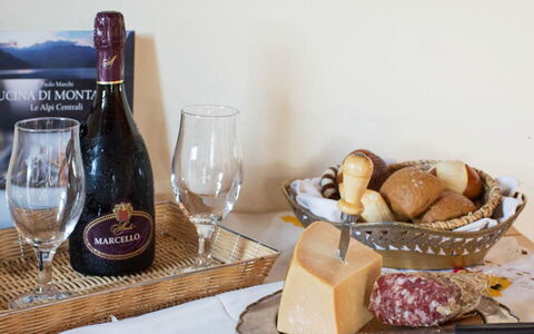 Cascina Tabia: Food, Tableware, Ingredient, Bottle, Stemware, Drinkware, Wine, Table, Serveware