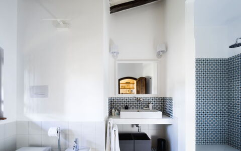 Villa Luna Blu: Wall, Interior Design, Flooring, Floor, Bathroom, Plumbing Fixture, Ceiling, Tile, Plumbing, Room