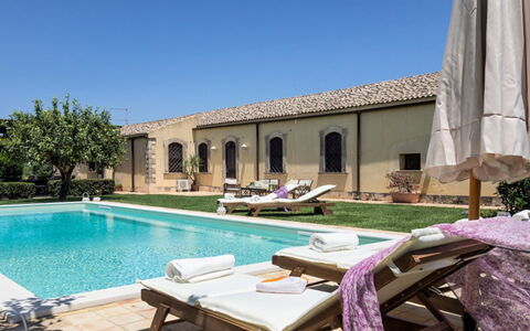 Villa del Sirio: Hacienda, Courtyard, Estate, Resort, Swimming Pool, Hotel, Villa, Houseplant, Flowerpot