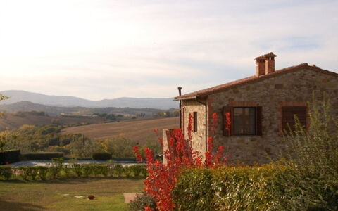 Casale Gioiello: Sky, House, Home, Roof, Cottage, Rural Area, Land Lot, Farmhouse, Village