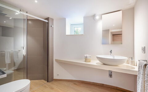 Villa delle Palme: Bathroom, Interior Design, Flooring, Floor, Plumbing Fixture, Wall, Wood, Bathtub, Ceiling, Tap