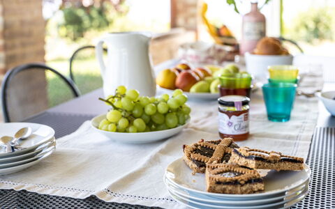 Poggio Padule: Food, Tableware, Serveware, Table, Drinkware, Dishware, Furniture, Ingredient, Fruit, Plate