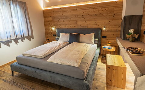 Baita Piciola: Interior Design, Wood, Flooring, Bedroom, Furniture, Bed, Floor, Ceiling, Bed Frame, Bedding