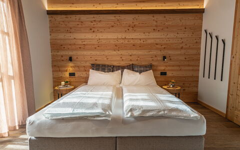 Baita Granda: Interior Design, Wood, Furniture, Bedroom, Flooring, Bed, Floor, Bed Sheet, Ceiling, Bedding