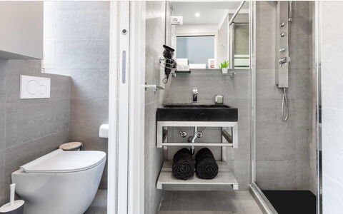 Duomo In 8 Stop: Plumbing Fixture, Bathroom, Flooring, Toilet, Floor, Interior Design, Toilet Seat, Plumbing, Sink, Tap