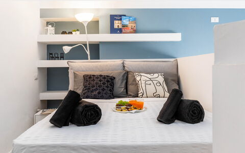 Duomo In 8 Stop: Furniture, Bed, Interior Design, Bedroom, Bedding, Wall, Bed Sheet, Cushion, Linens, Room