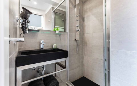 Duomo In 8 Stop: Plumbing Fixture, Bathroom, Flooring, Floor, Interior Design, Plumbing, Tap, Sink, Tile, Toilet