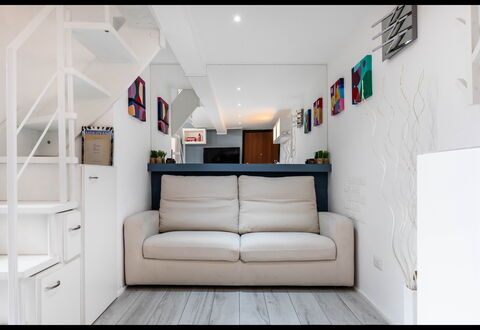 Duomo In 8 Stop: Furniture, Interior Design, Couch, Flooring, Floor, Wall, Wood, Room, Living Room, Apartment